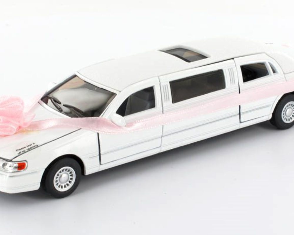 Игрушечные машинки лимузины. Легковой автомобиль Kinsmart Love Limousine (kt7001ww) 1:38 17.5 см. Модели лимузинов. Игрушки белые лимузины. Настоящий лимузин игрушечный.