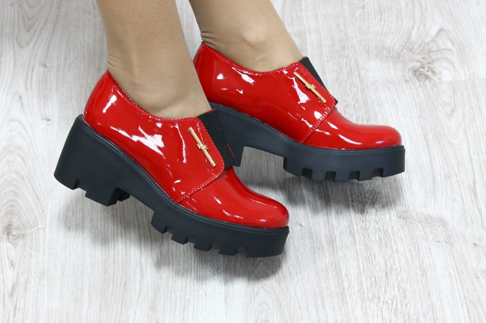 Ботинки с красной подошвой. Красные лаковые ботинки. Лаковые туфли на тракторной подошве. Красные лаковые ботинки женские.