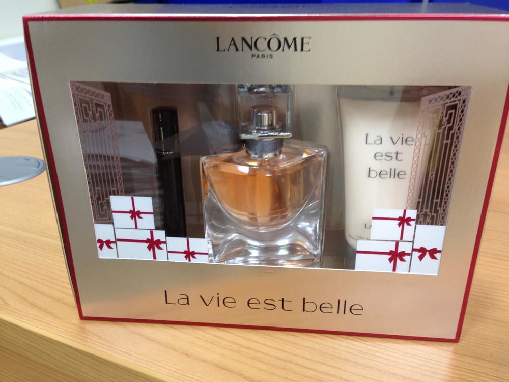 Подарочный набор ланком. Подарочный набор "la vie est Belle" 2 в 1. Lancome набор духи и крем. Lancome подарочный набор. Ланком набор туалетная вода и крем и тушь.