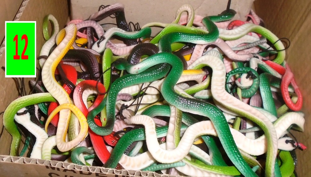 Купить змей спб. Резиновая змея. Набор змей резиновых. Игрушки змеи. Зоомагазин со змеями.