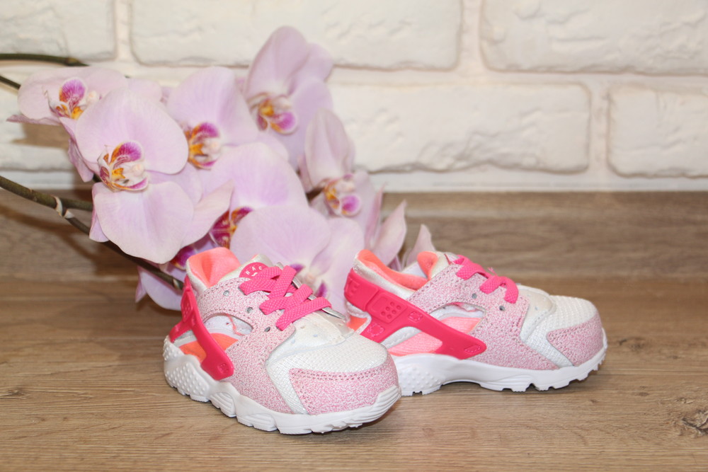 Розовые кроссовки для девочек. Розовые кроссовки. Розовые кроссовки с крылышками. Кроссовки найк розовые для девочек.