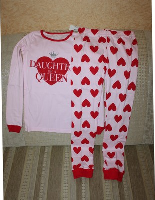 Подарок пижама. Пижамки с сердечками. Пижама для девочки с сердечками. Пижама с сердечком для детей. Пижама с сердечками для мальчика.