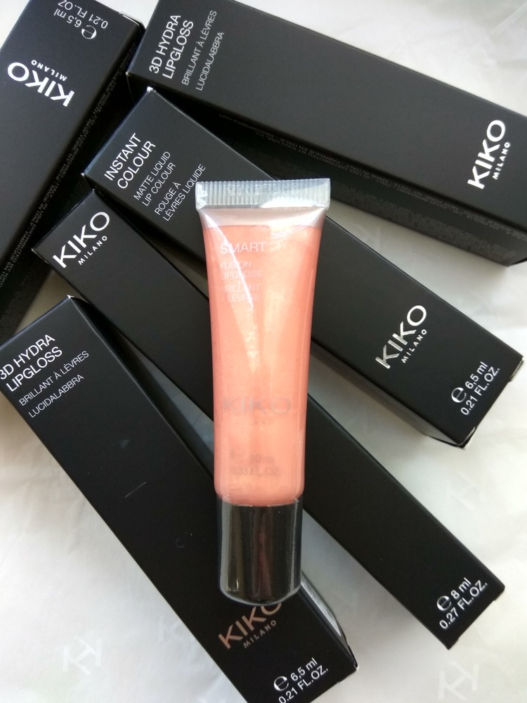 Оттенки кико на губах. Kiko Milano блеск. Свотчи Кико Милано блеск. Kiko Milano блеск для губ. Kiko блеск оттенки.