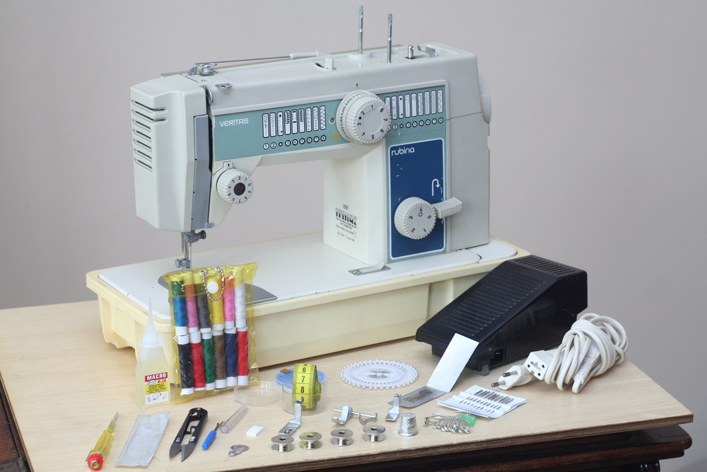 Авито швейные машинки веритас. Veritas 1091 швейная машина. Швейная машина veritas Rubina. Швейная машинка veritas 1990. Веритас 1958 года швейная машина.