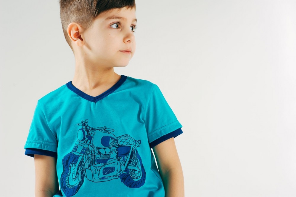 Мальчик в бирюзовой темной футболке. Фото мальчика в футболке сбоку. Мальчик 10 лет в светлой футболке. Маленький мальчик в синей футболке оверсайз. Мальчик спереди