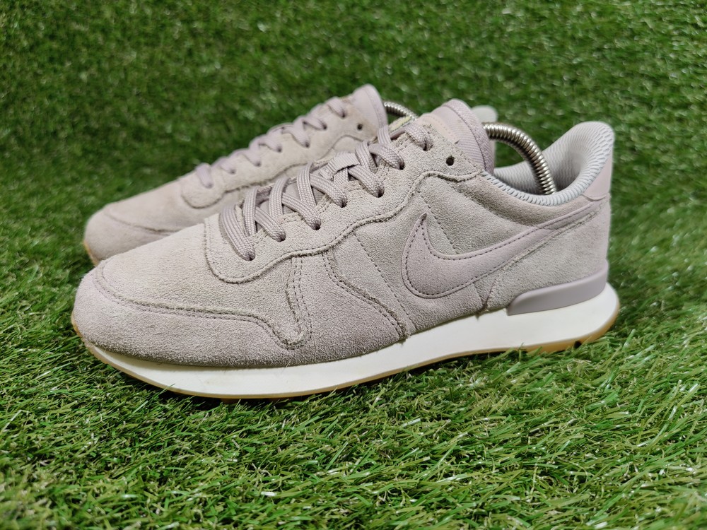 Nike sales internationalist 38