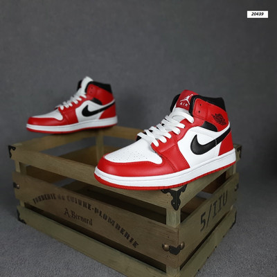 Nike Air Jordan 1 с красным лого