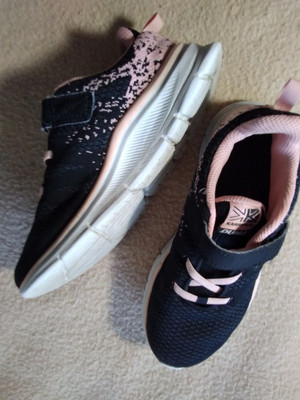 Дитячіі фірмові кросівки весна-літо . Розміри 34- 35-22 см